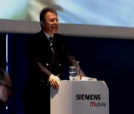 Rudi Lamprecht (na sliki med včerajšnjo novinarsko konferenco na CeBIT-u), predsednik skupine Siemens Mobile, je mnenja, da ima globalni trg uporabnikov mobilnih komunikacij še veliko potenciala